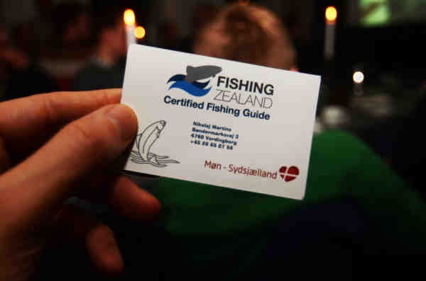 Nikolaj er blandt de nyuddannede og certificeret guider og står klar til at give folk fede fiskeoplevelser på Møn.