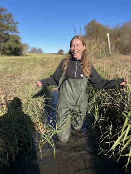 Kristine Skibsted fra Os om Havet viser vaskeægte glæde i waders og med vand til knæene. Samarbejdet med foreningen, der normalt har sit virke i havet er så givtigt for alle parter og den smittende energi er guld værd. (Billed taget af Cecilie Demant fra Os om Havet).